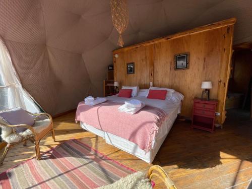 um quarto com uma cama numa tenda em Patagonia Eco Domes em El Chaltén