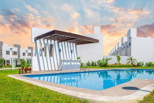 un rendimiento de un edificio con piscina en Casa Paraíso - Brandeburgo, en Veracruz