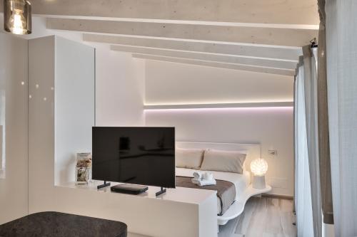 A television and/or entertainment centre at Casa Massima Suites & SPA