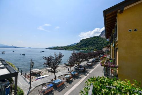 a view of a beach and the water from a building at Regina e Oriente in Baveno
