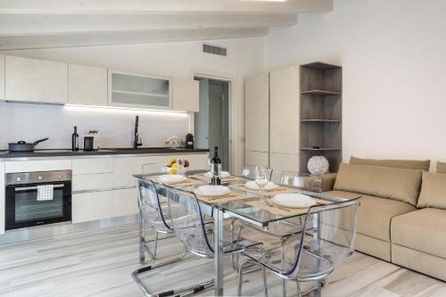 uma cozinha e sala de estar com uma mesa e um sofá em Casa Massima Suites & SPA em Casamassima