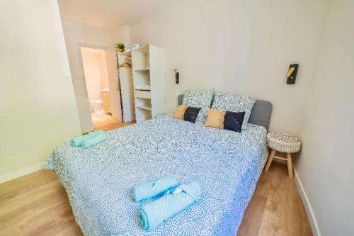1 dormitorio con 1 cama grande con sábanas azules en Le Palm Appartement élégant & Design En Bord Rivière en Collobrières
