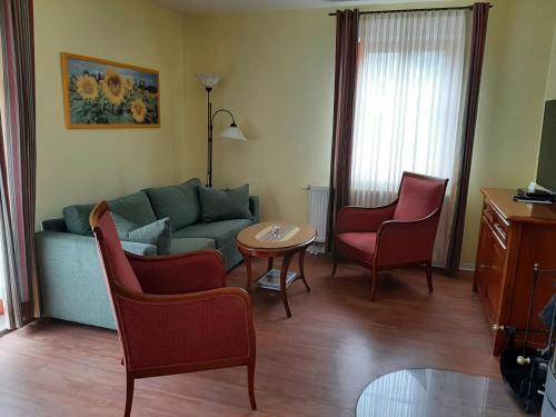 グラール・ミューリッツにあるResidenz Lausitz - Apartments für Urlaub mit Hundのリビングルーム(ソファ、椅子、テーブル付)