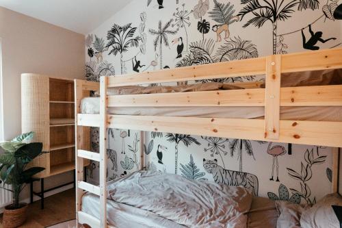 a bedroom with a bunk bed with a wall at Mamooi Julianadorp in Julianadorp