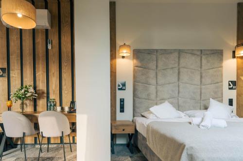 Postel nebo postele na pokoji v ubytování Sztygarka Hetmańska Resort Solina
