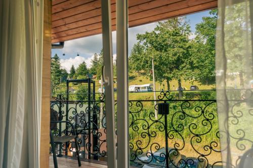Balkón nebo terasa v ubytování Sztygarka Hetmańska Resort Solina