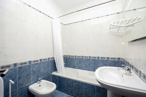La salle de bains est pourvue d'un lavabo, d'une baignoire et de toilettes. dans l'établissement A72 - Colas Place in Lagos, à Lagos