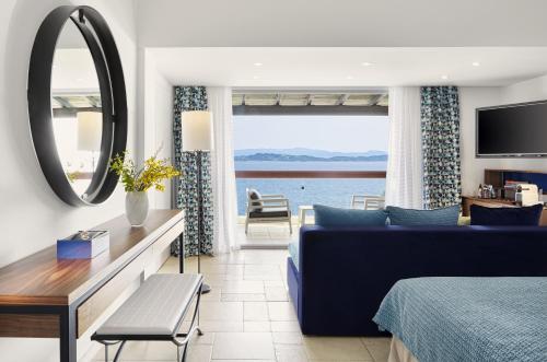 Eagles Palace - Small Luxury Hotels of the Worldにあるテレビまたはエンターテインメントセンター