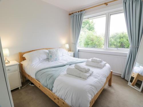 1 dormitorio con 2 camas y ventana en Knockendoch, en Dumfries