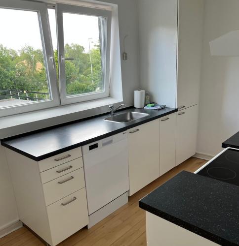 Una cocina o zona de cocina en Stor 2 værelses lejlighed