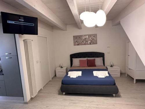 a bedroom with a bed and a flat screen tv at B&B La Fortezza in Comacchio
