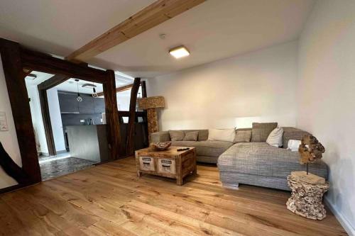 un soggiorno con un divano e un tavolo di Neue Ferienwohnung direkt am Vulkanradweg a Ortenberg