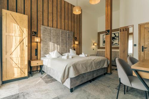 Postel nebo postele na pokoji v ubytování Sztygarka Hetmańska Resort Solina