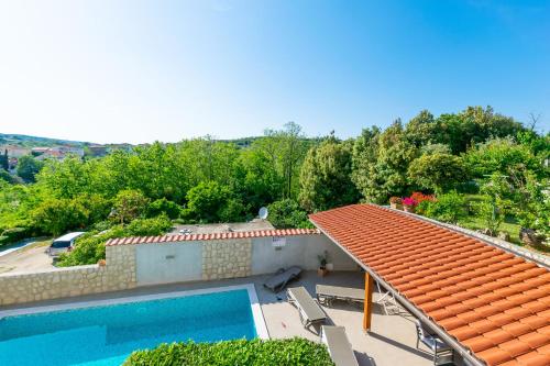 una villa con piscina e una casa di Apartments Miranda a Lopar