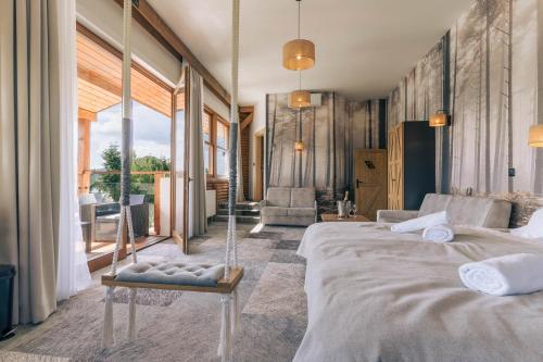 Postel nebo postele na pokoji v ubytování Sztygarka Hetmańska Resort Solina