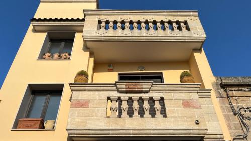 een gebouw met balkons aan de zijkant bij Casa Giusy in San Marzano di San Giuseppe