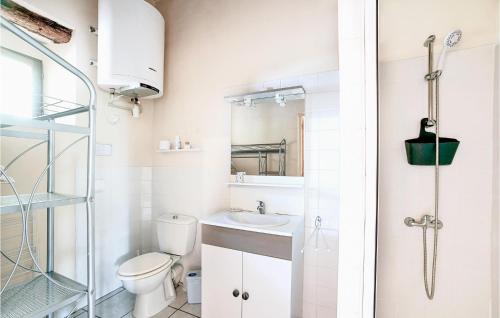 Kúpeľňa v ubytovaní Beautiful Apartment In Potelieres With Kitchen