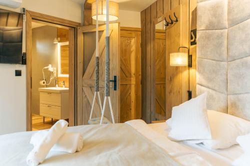 Postel nebo postele na pokoji v ubytování Sztygarka Hetmańska Resort Solina