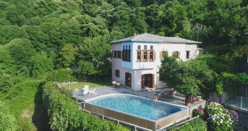 une maison avec une piscine en face de celle-ci dans l'établissement ARKPelion, à Tsagkarada