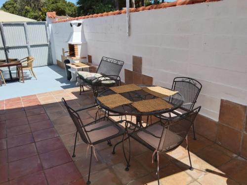 a patio with a table and chairs on a patio at Chalet Aquí No Es in Chiclana de la Frontera