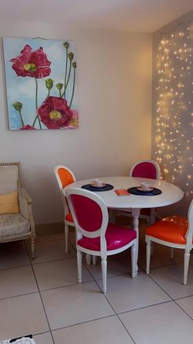 une salle à manger avec une table et des chaises dans l'établissement Appartement T3 centre ville, à Narbonne