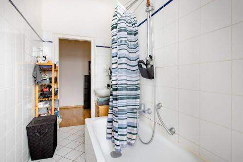 une salle de bain avec douche et baignoire dans l'établissement Zwei Charmante Privatzimmer mit Wohnbereich in zentraler Berliner Wohnung, à Berlin