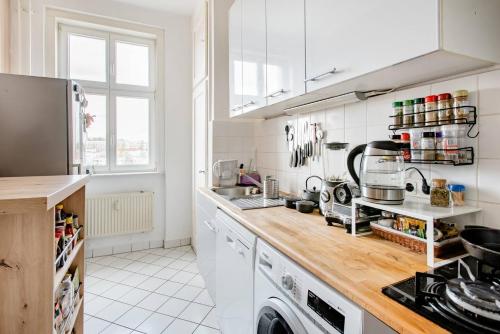 - une cuisine avec des appareils électroménagers blancs et un comptoir dans l'établissement Zwei Charmante Privatzimmer mit Wohnbereich in zentraler Berliner Wohnung, à Berlin