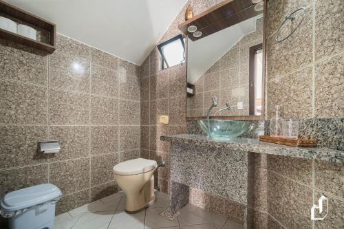 Ένα μπάνιο στο Casa com 03 dormitórios climatizados com berço