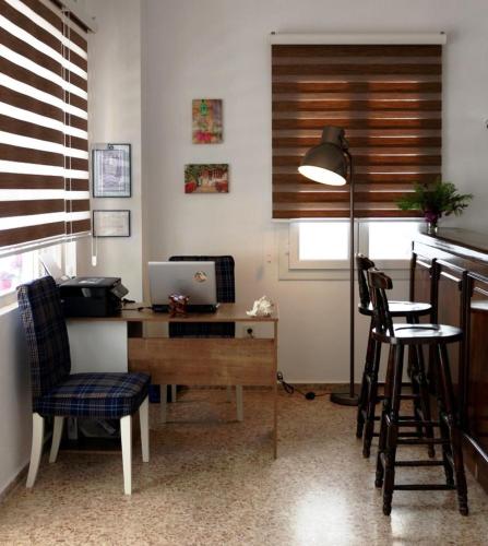 biurko z komputerem i krzesłami w pokoju w obiekcie Agan Pension w Bodrum