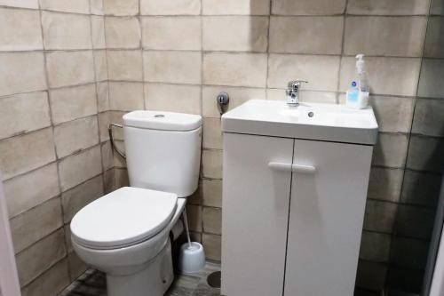 łazienka z toaletą i umywalką w obiekcie Apartamento Céntrico Casa Calana w mieście San Fernando