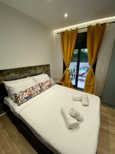 Crystal Studio-downtown escape-Navarinou square