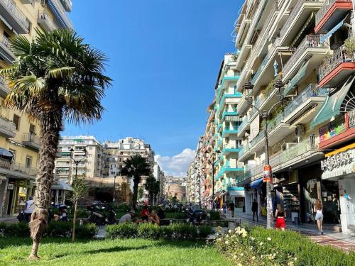 Crystal Studio-downtown escape-Navarinou square