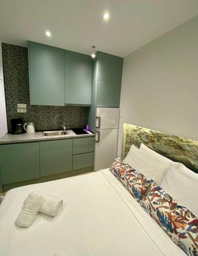 Crystal Studio-downtown escape-Navarinou square