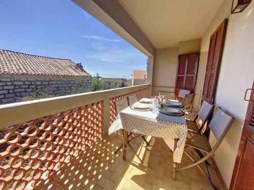 - un balcon avec une table et des chaises dans l'établissement APPA 103 A CASA DI MINA, à Pianottoli-Caldarello