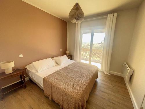 - une chambre avec un lit et une grande fenêtre dans l'établissement APPA 103 A CASA DI MINA, à Pianottoli-Caldarello