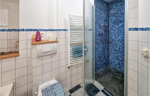 Kylpyhuone majoituspaikassa 2 Bedroom Awesome Apartment In Kremmen