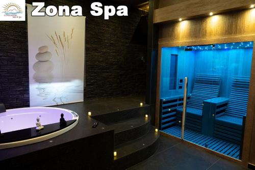 Lungomare Suite & Spa في نابولي: حمام مع حوض استحمام وسبا زونا