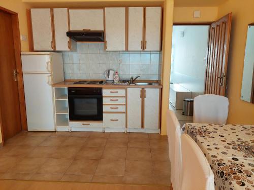 Кухня или мини-кухня в Apartmani Toni Vodice
