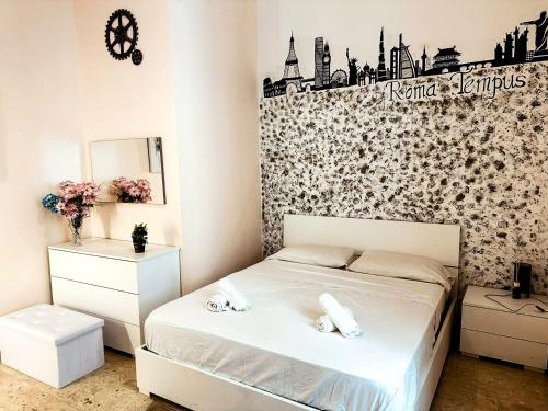 羅馬的住宿－Sina Rent Room，一间带一张床的卧室和一面享有城市天际线的墙壁