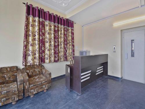 ein Wohnzimmer mit einem Sofa und einem Kamin in der Unterkunft Collection O Hotel Albert in Jaipur