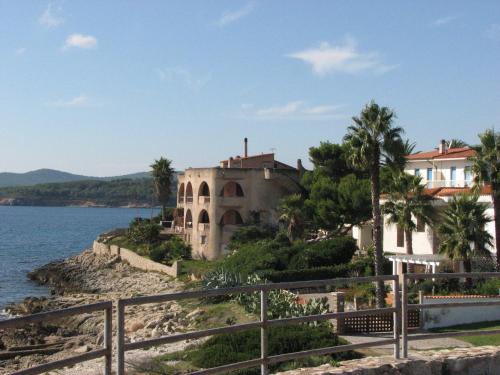 una casa en la orilla de un cuerpo de agua en Appartamento Maraviglios Alghero, en Alghero
