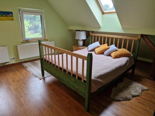 Holiday house Elsa Linden : غرفة نوم بسرير اخضر عليها مخدات