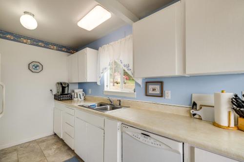 Η κουζίνα ή μικρή κουζίνα στο Peaceful Cloverdale Home - Walk to Winema Beach