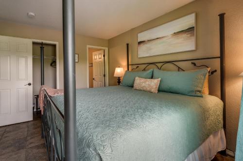 Tempat tidur dalam kamar di Centrally Located Branson Condo Step-Free Access