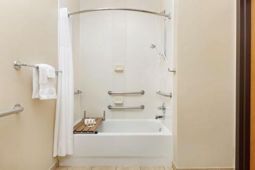 Bilik mandi di Countryside Inn Jackson