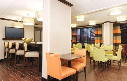 Телевизор и/или развлекательный центр в Hampton Inn Overland Park