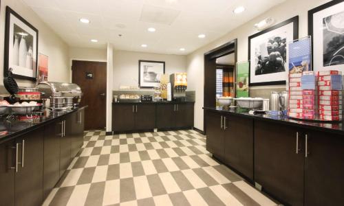 Кухня или мини-кухня в Hampton Inn Overland Park
