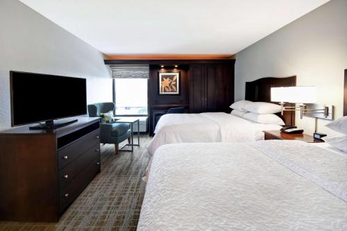 Кровать или кровати в номере Hampton Inn Overland Park