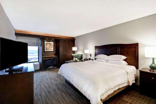 Кровать или кровати в номере Hampton Inn Overland Park