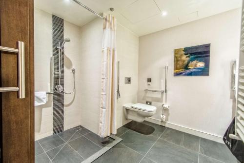 Bilik mandi di Hilton Garden Inn Krakow Airport